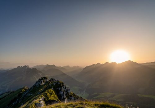 Alpenpanorama bei Sonnenuntergang, ideal für geführte Wandertouren in den Freiburger Voralpen.