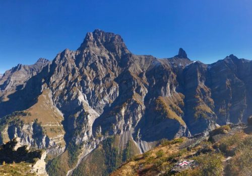 Blick auf imposante Alpenkette bei strahlendem Sonnenschein, ideale Kulisse für geführte Wandertouren in der Schweiz.